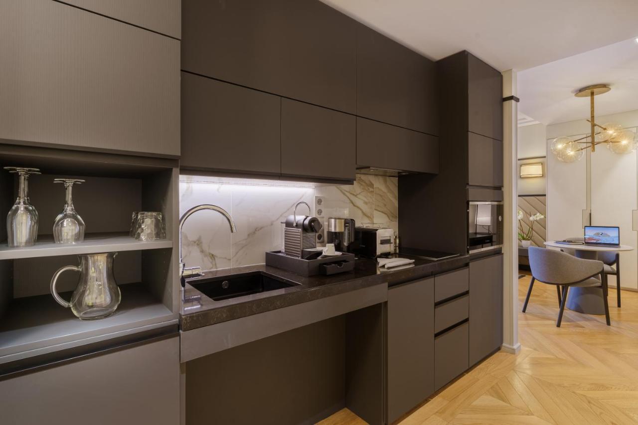 ホテル フレイザー スイート ル クラリッジ シャンゼリゼ パリ エクステリア 写真 A kitchen in a serviced apartment in Paris