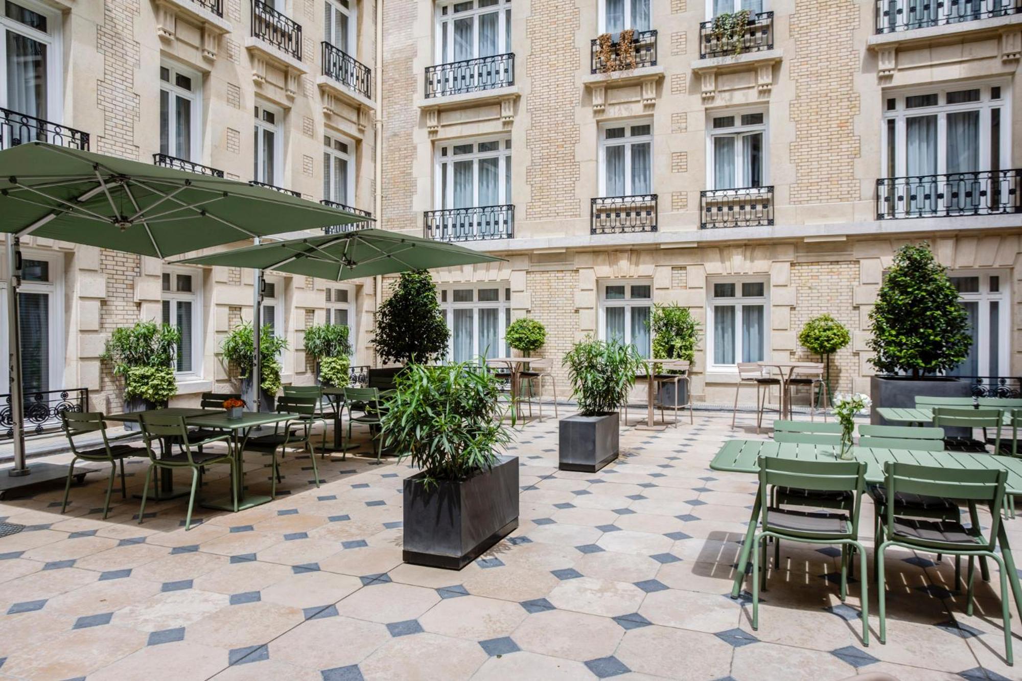 ホテル フレイザー スイート ル クラリッジ シャンゼリゼ パリ エクステリア 写真 The courtyard of the hotel