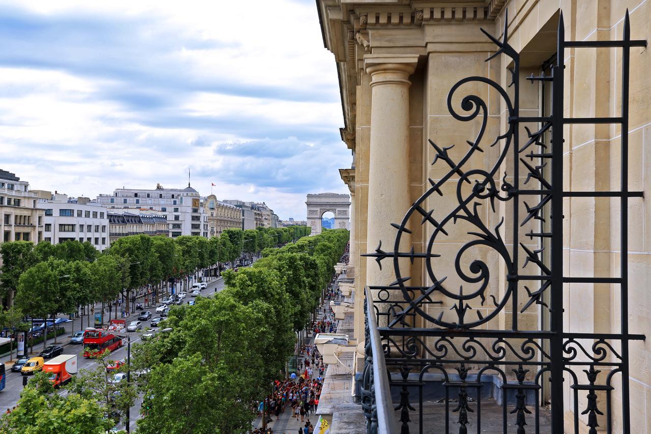 ホテル フレイザー スイート ル クラリッジ シャンゼリゼ パリ エクステリア 写真 View of the Avenue des Champs-Élysées from the balcony of the hotel